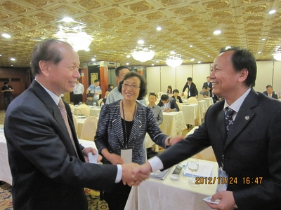 洗染委秘书长与台湾亲民党秘书长亲密握手